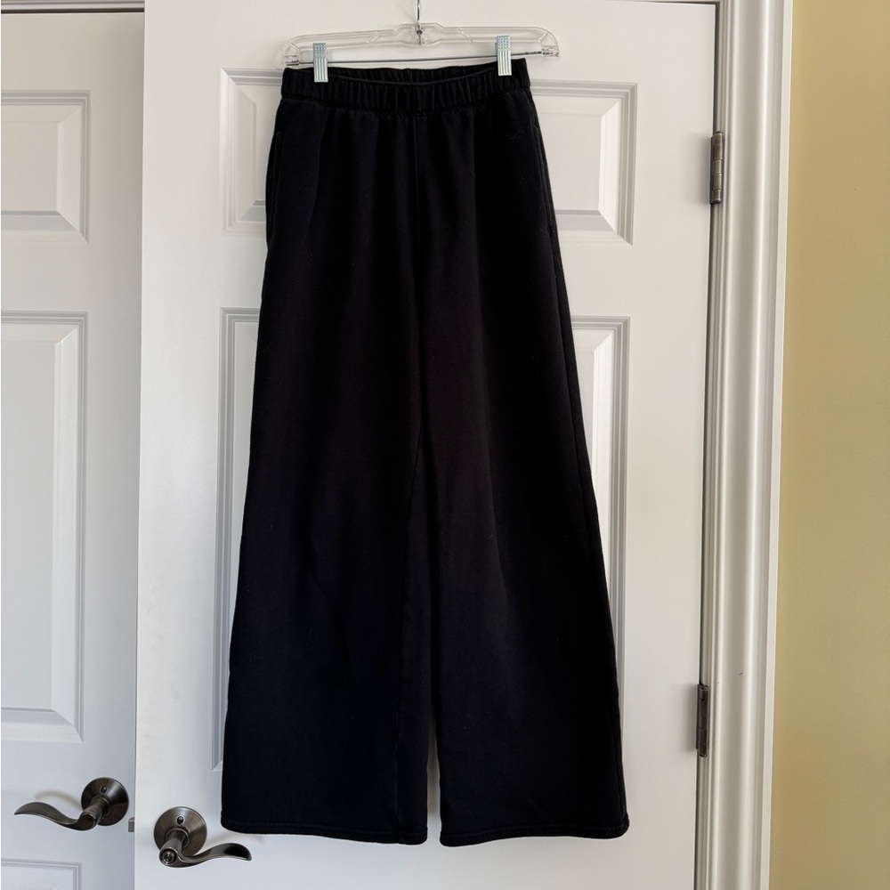 Hollister Women’s Ultra high rise wide leg sweatpants, size XS, black